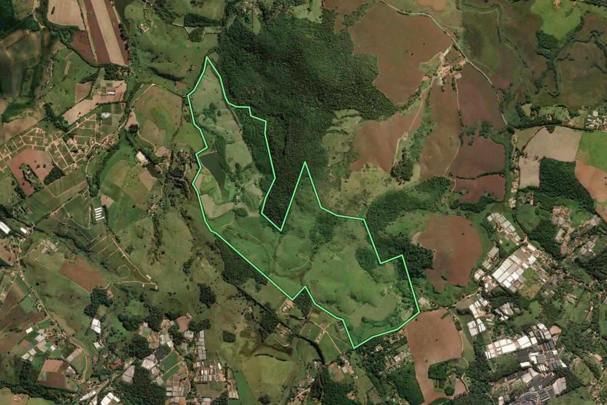 Imagem de satélite do imóvel rural em Atibaia (SP), com o contorno declarado no CAR desenhado por cima.