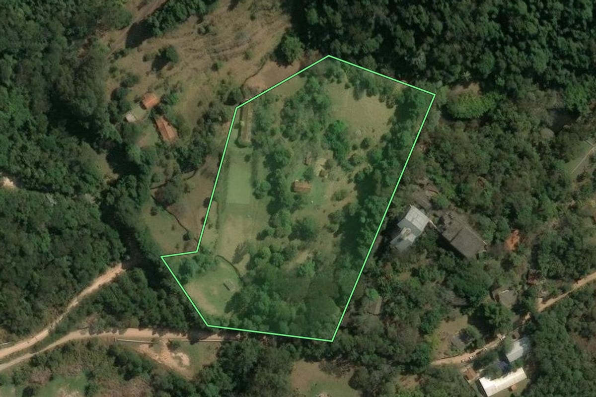Imagem de satélite do imóvel rural em Atibaia (SP), com o contorno declarado no CAR desenhado por cima.