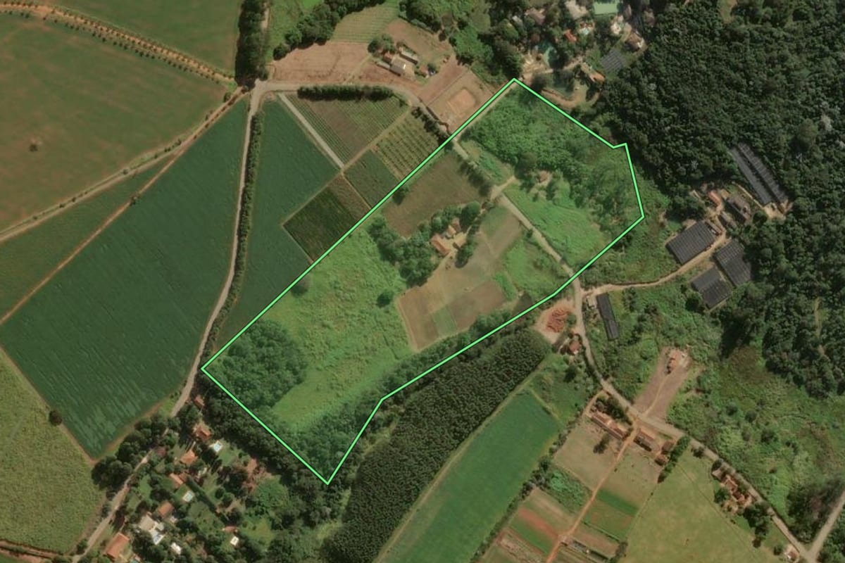Imagem de satélite do imóvel rural em Atibaia (SP), com o contorno declarado no CAR desenhado por cima.