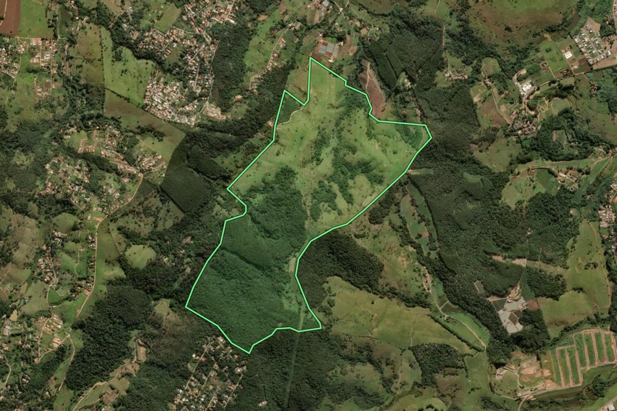 Imagem de satélite do imóvel rural em Atibaia (SP), com o contorno declarado no CAR desenhado por cima.
