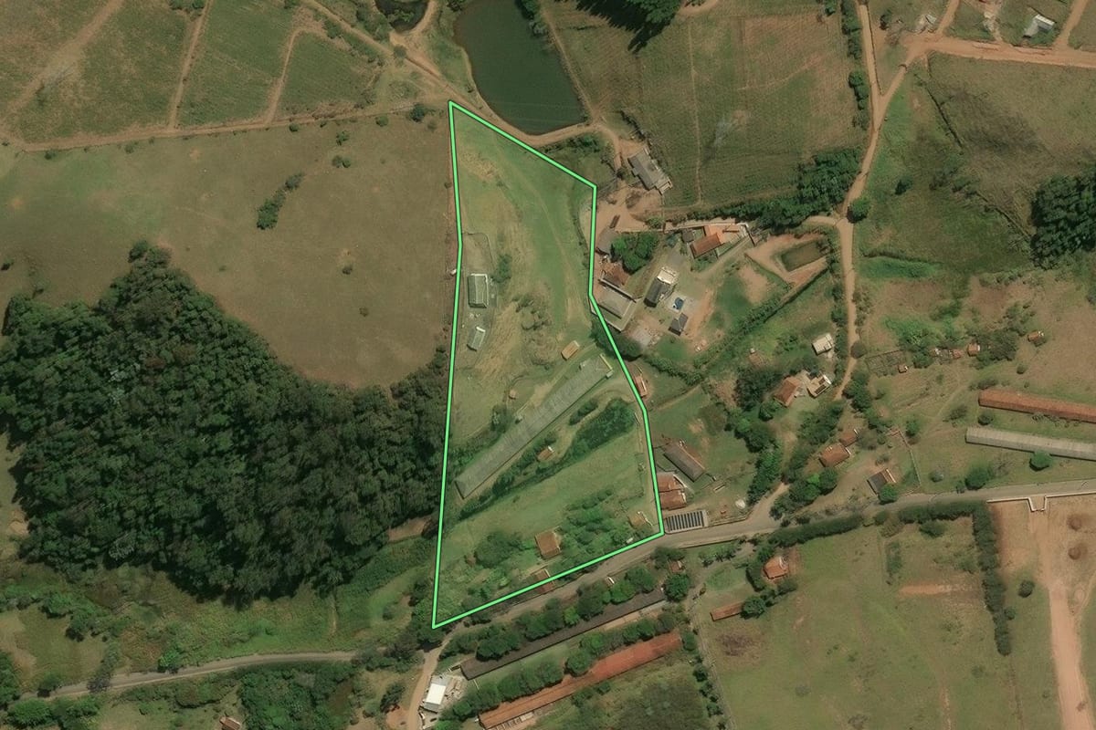 Imagem de satélite do imóvel rural em Atibaia (SP), com o contorno declarado no CAR desenhado por cima.