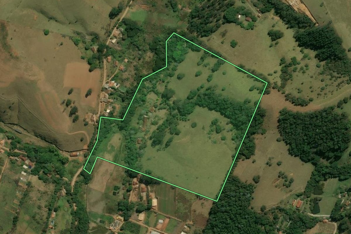 Imagem de satélite do imóvel rural em Atibaia (SP), com o contorno declarado no CAR desenhado por cima.