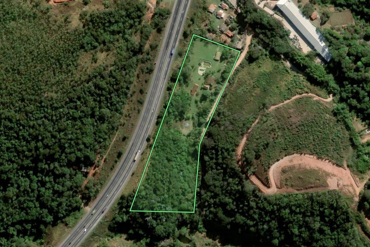 Imagem de satélite do imóvel rural em Atibaia (SP), com o contorno declarado no CAR desenhado por cima.