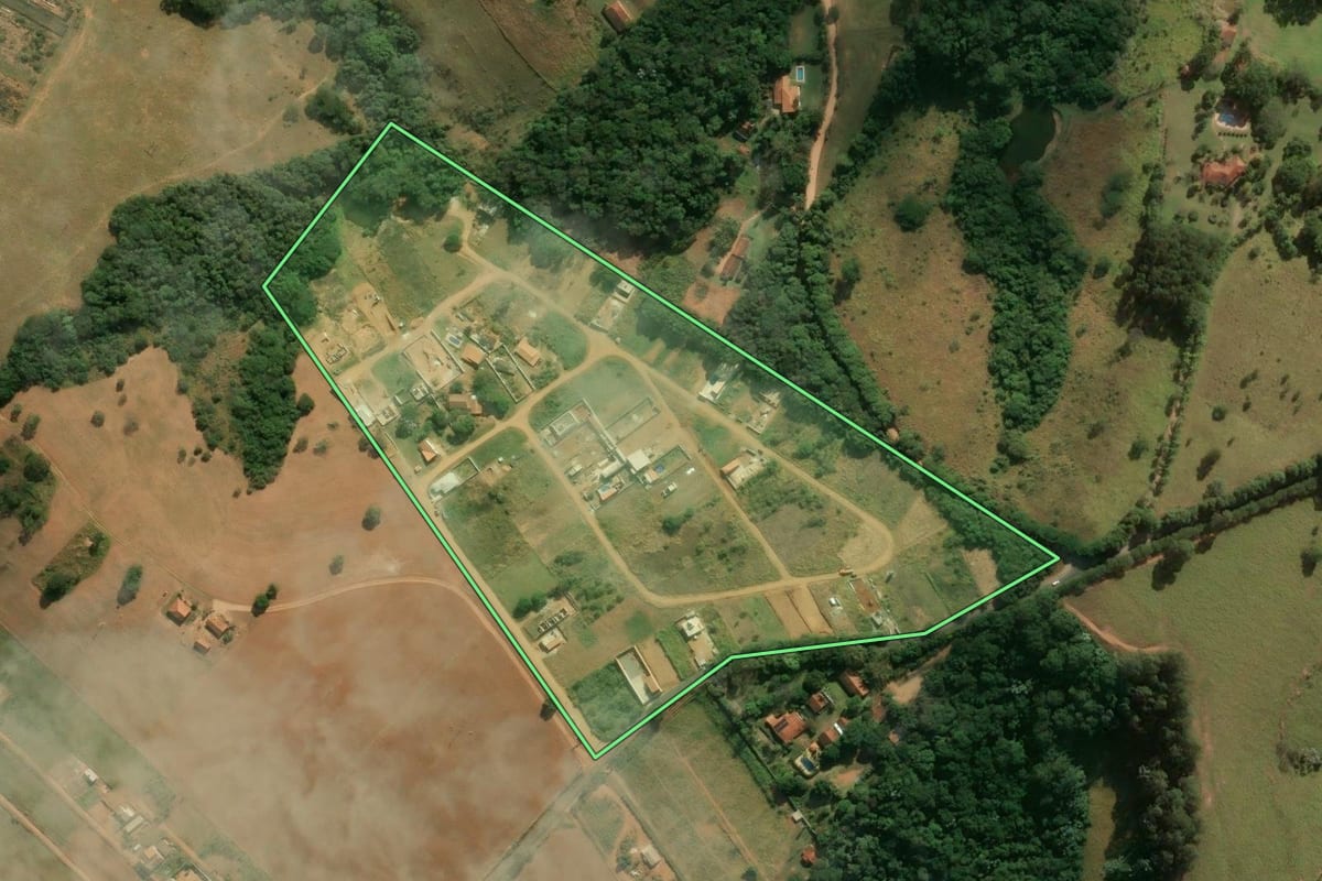 Imagem de satélite do imóvel rural em Atibaia (SP), com o contorno declarado no CAR desenhado por cima.