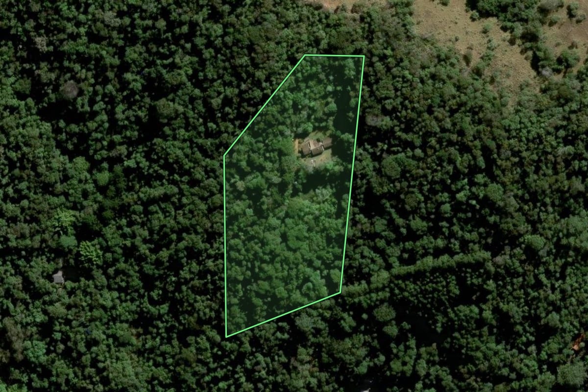 Imagem de satélite do imóvel rural em Atibaia (SP), com o contorno declarado no CAR desenhado por cima.