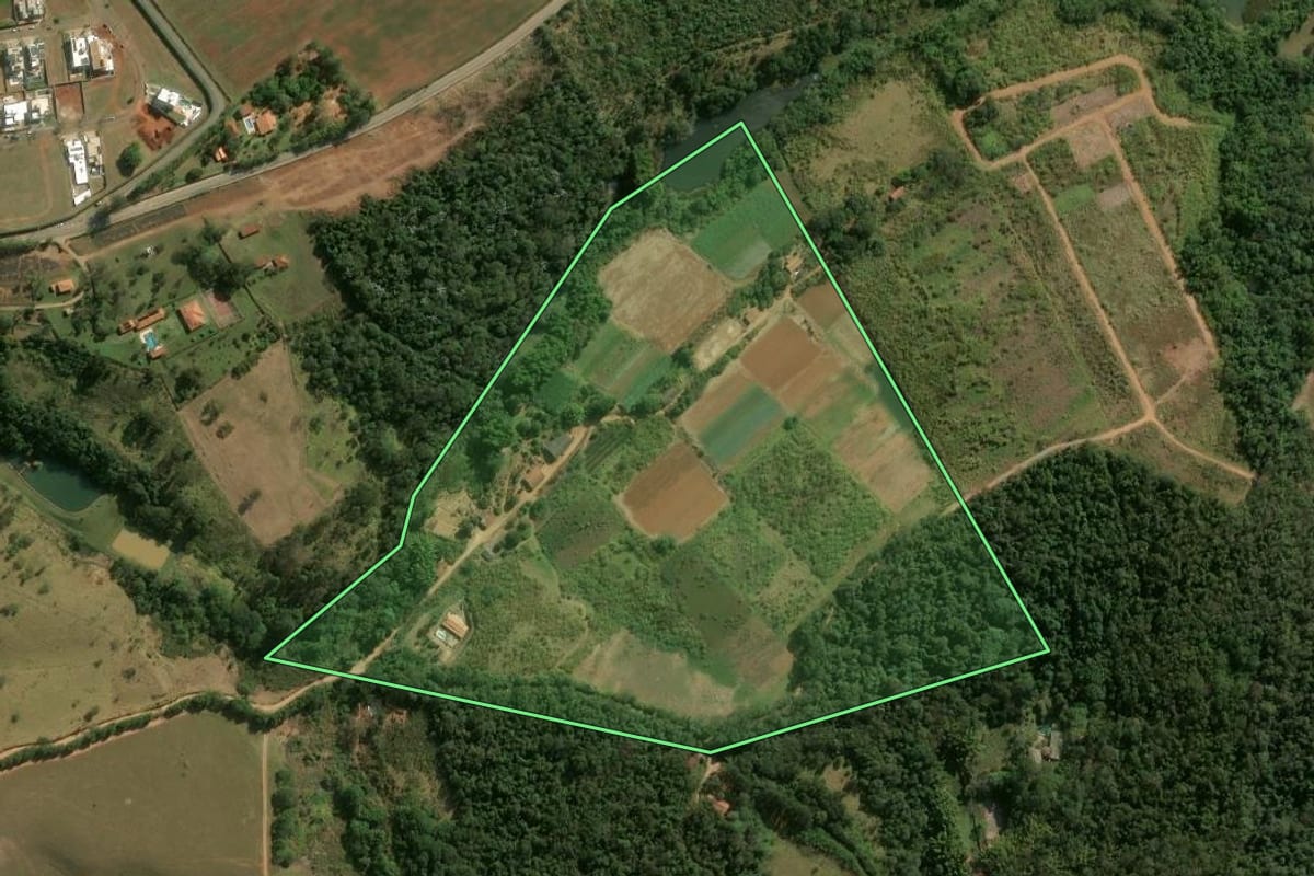 Imagem de satélite do imóvel rural em Atibaia (SP), com o contorno declarado no CAR desenhado por cima.