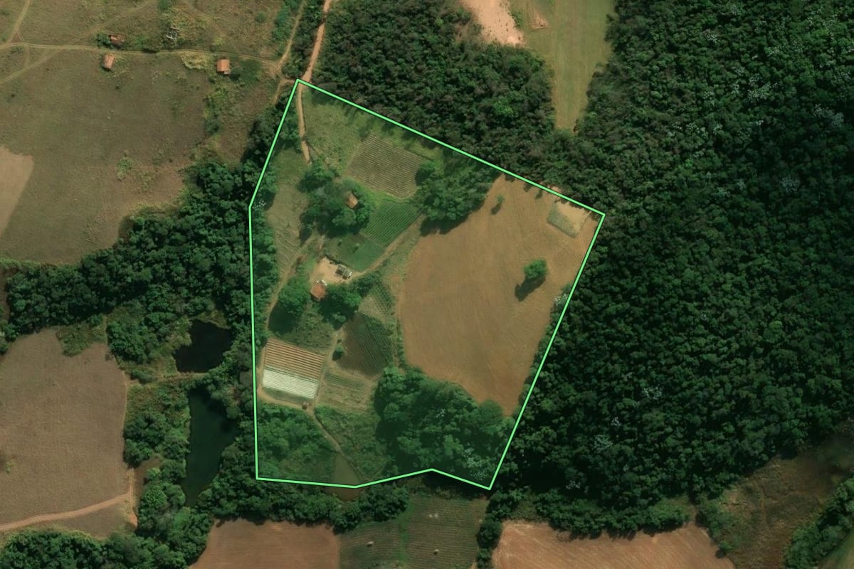 Imagem de satélite do imóvel rural em Atibaia (SP), com o contorno declarado no CAR desenhado por cima.