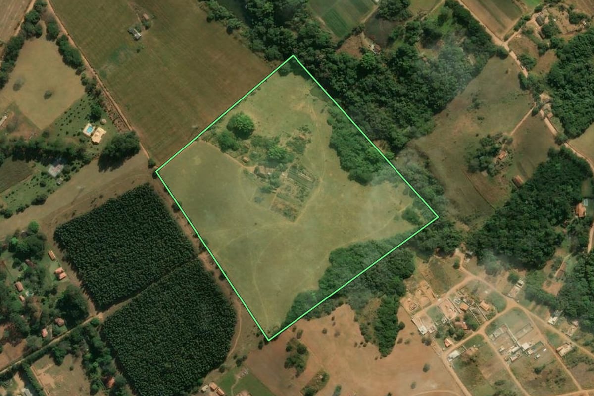 Imagem de satélite do imóvel rural em Atibaia (SP), com o contorno declarado no CAR desenhado por cima.