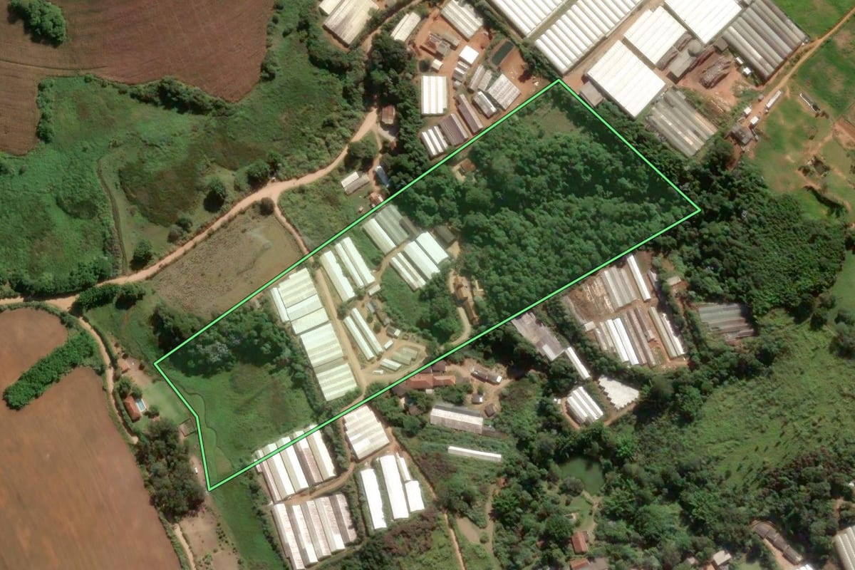 Imagem de satélite do imóvel rural em Atibaia (SP), com o contorno declarado no CAR desenhado por cima.