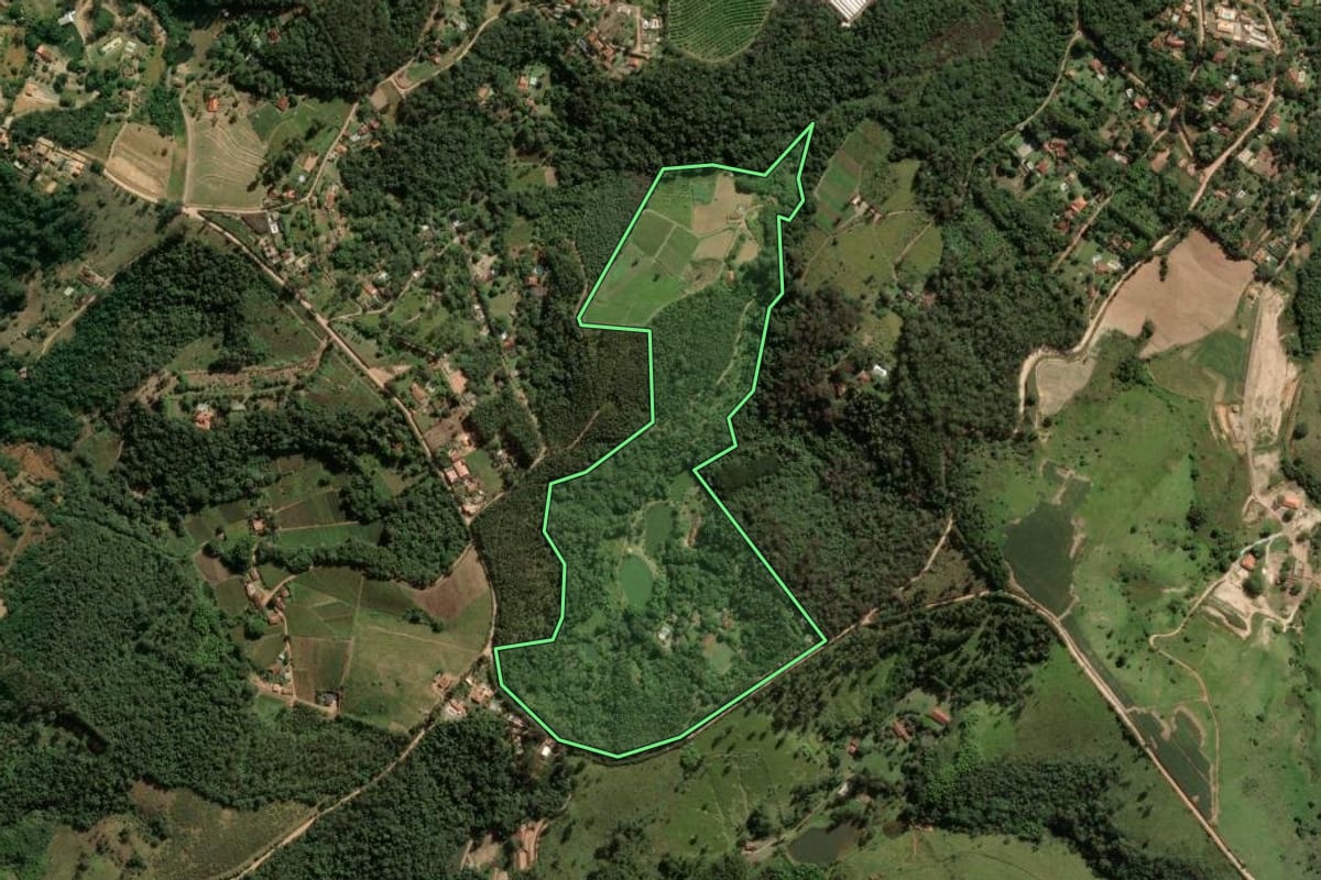 Imagem de satélite do imóvel rural em Atibaia (SP), com o contorno declarado no CAR desenhado por cima.