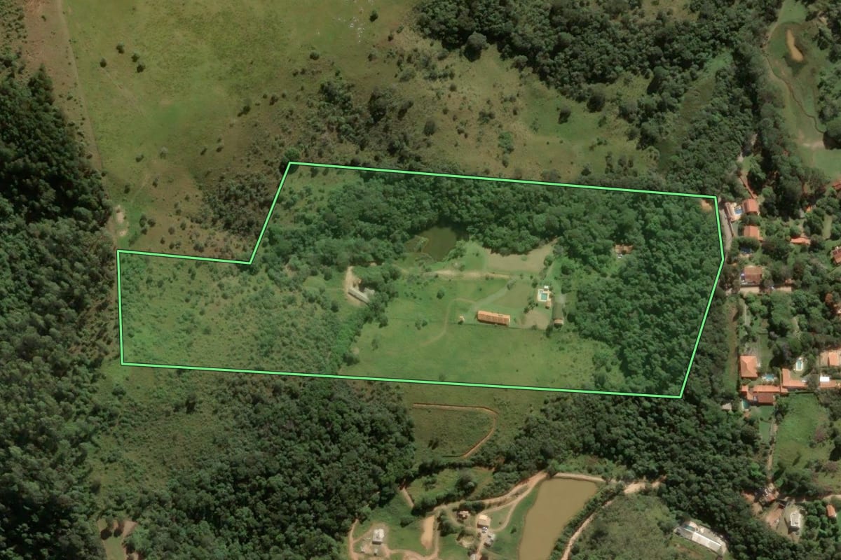 Imagem de satélite do imóvel rural em Atibaia (SP), com o contorno declarado no CAR desenhado por cima.