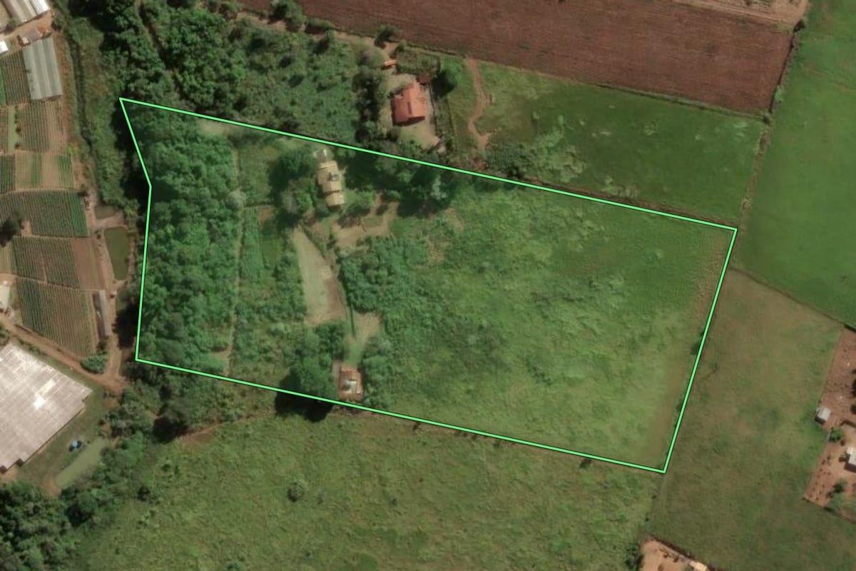 Imagem de satélite do imóvel rural em Atibaia (SP), com o contorno declarado no CAR desenhado por cima.
