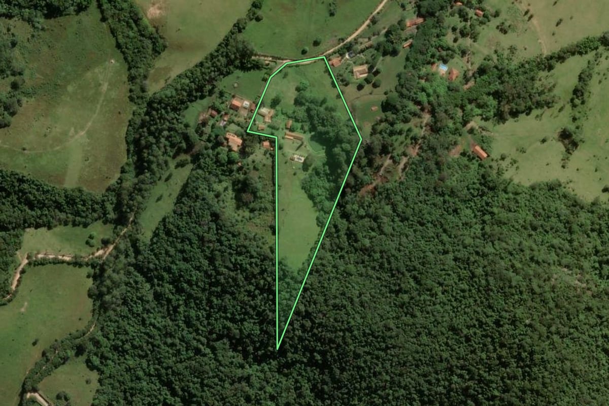 Imagem de satélite do imóvel rural em Atibaia (SP), com o contorno declarado no CAR desenhado por cima.