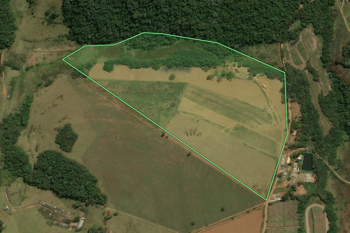 Imagem de satélite do imóvel rural em Atibaia (SP), com o contorno declarado no CAR desenhado por cima.