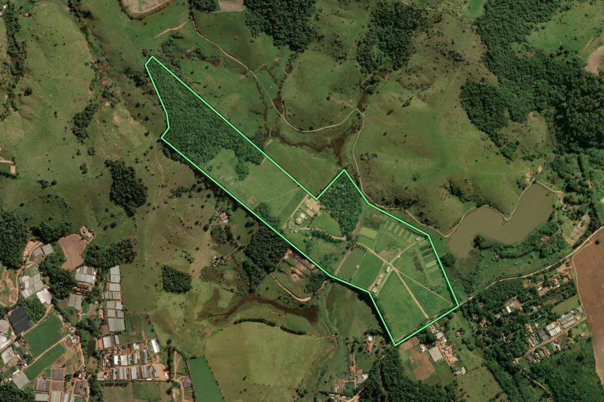 Imagem de satélite do imóvel rural em Atibaia (SP), com o contorno declarado no CAR desenhado por cima.