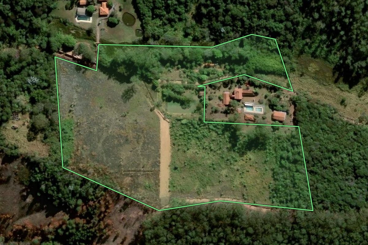 Imagem de satélite do imóvel rural em Atibaia (SP), com o contorno declarado no CAR desenhado por cima.