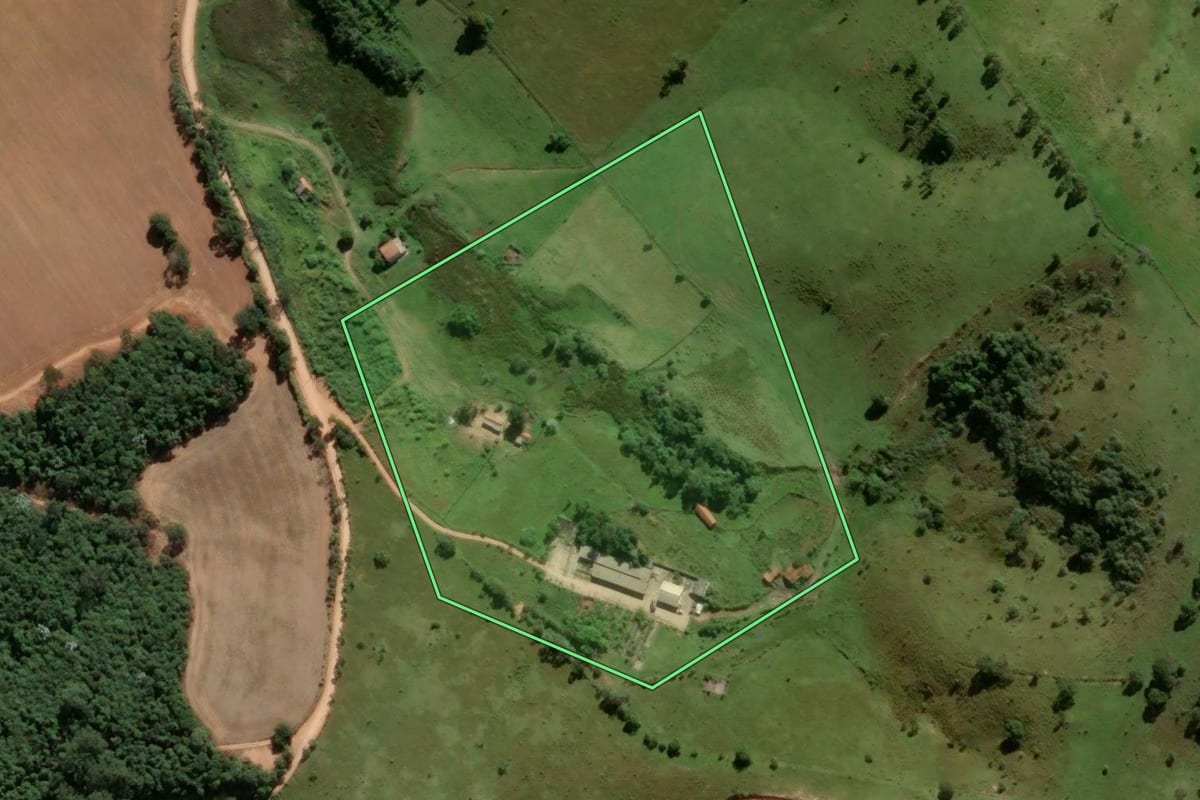 Imagem de satélite do imóvel rural em Atibaia (SP), com o contorno declarado no CAR desenhado por cima.