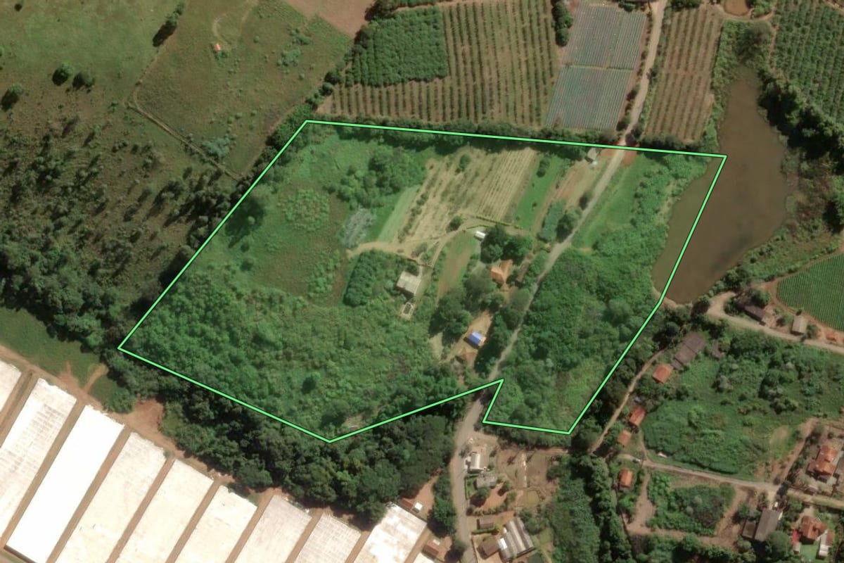 Imagem de satélite do imóvel rural em Atibaia (SP), com o contorno declarado no CAR desenhado por cima.