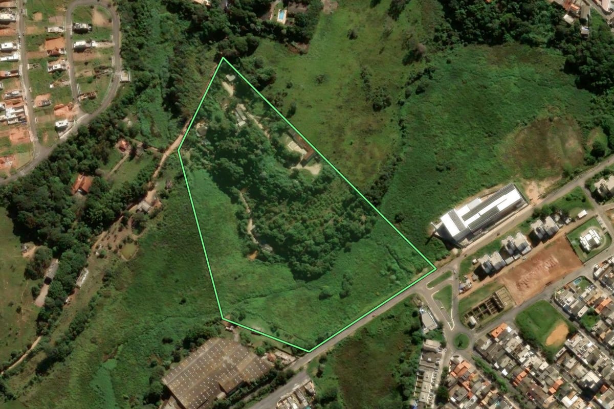 Imagem de satélite do imóvel rural em Atibaia (SP), com o contorno declarado no CAR desenhado por cima.