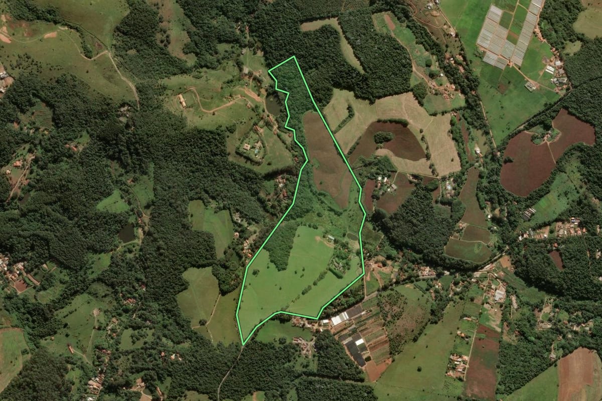 Imagem de satélite do imóvel rural em Atibaia (SP), com o contorno declarado no CAR desenhado por cima.