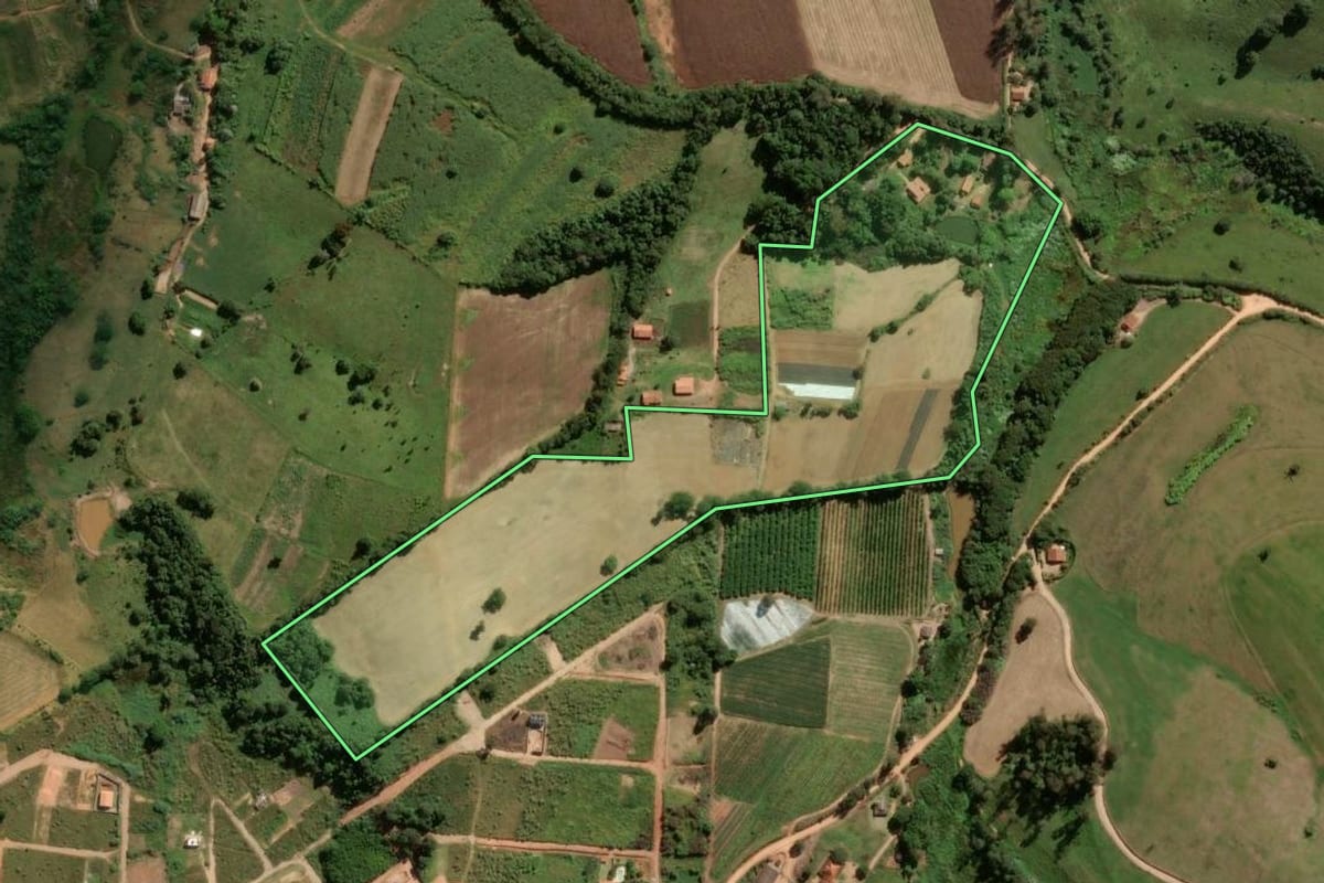 Imagem de satélite do imóvel rural em Atibaia (SP), com o contorno declarado no CAR desenhado por cima.
