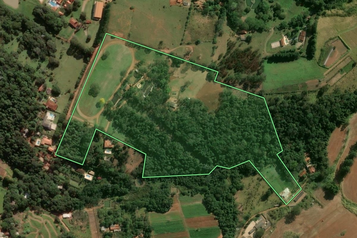 Imagem de satélite do imóvel rural em Atibaia (SP), com o contorno declarado no CAR desenhado por cima.