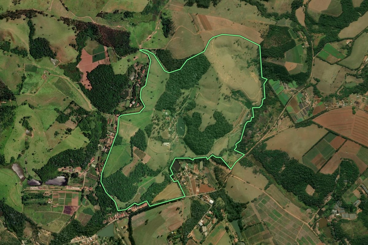 Imagem de satélite do imóvel rural em Atibaia (SP), com o contorno declarado no CAR desenhado por cima.