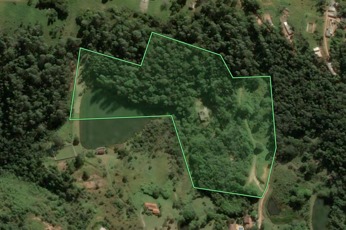 Imagem de satélite do imóvel rural em Atibaia (SP), com o contorno declarado no CAR desenhado por cima.