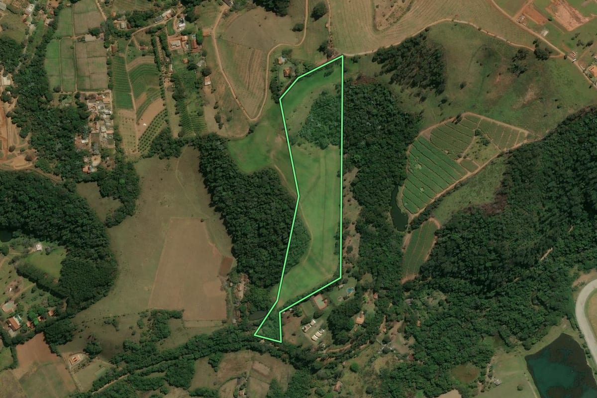 Imagem de satélite do imóvel rural em Atibaia (SP), com o contorno declarado no CAR desenhado por cima.