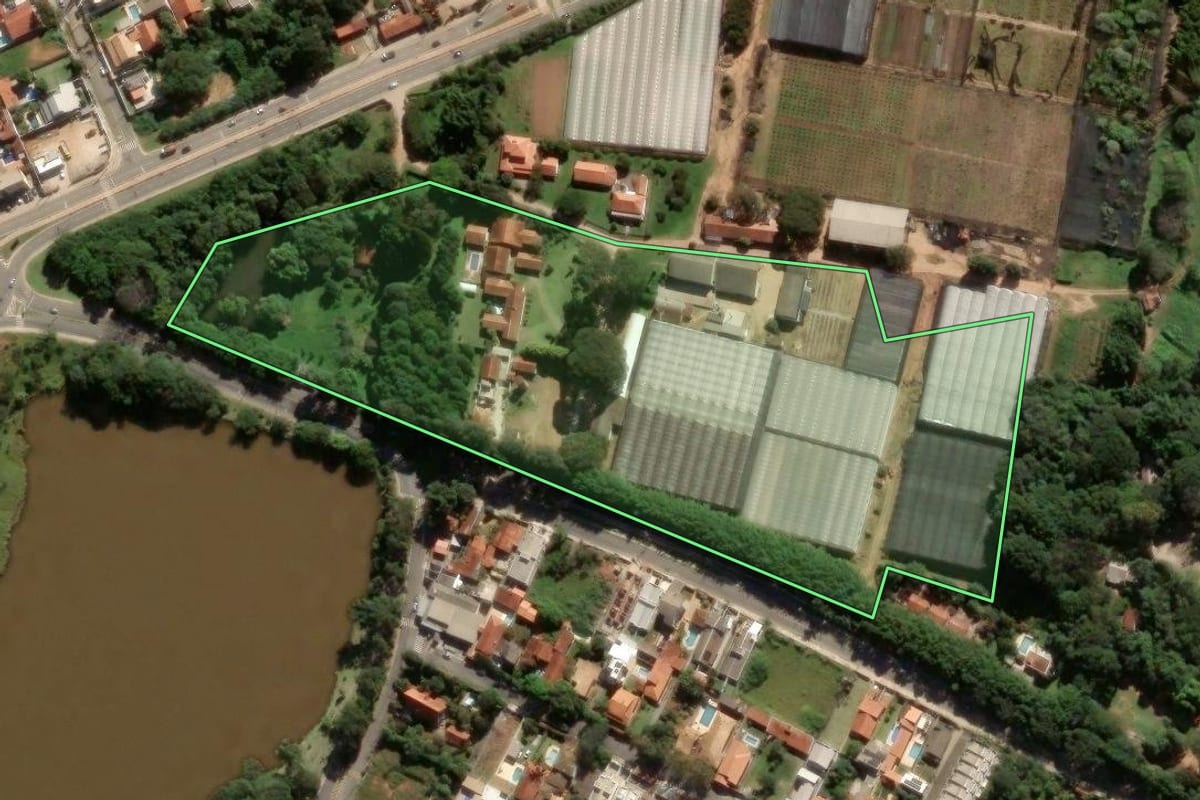 Imagem de satélite do imóvel rural em Atibaia (SP), com o contorno declarado no CAR desenhado por cima.