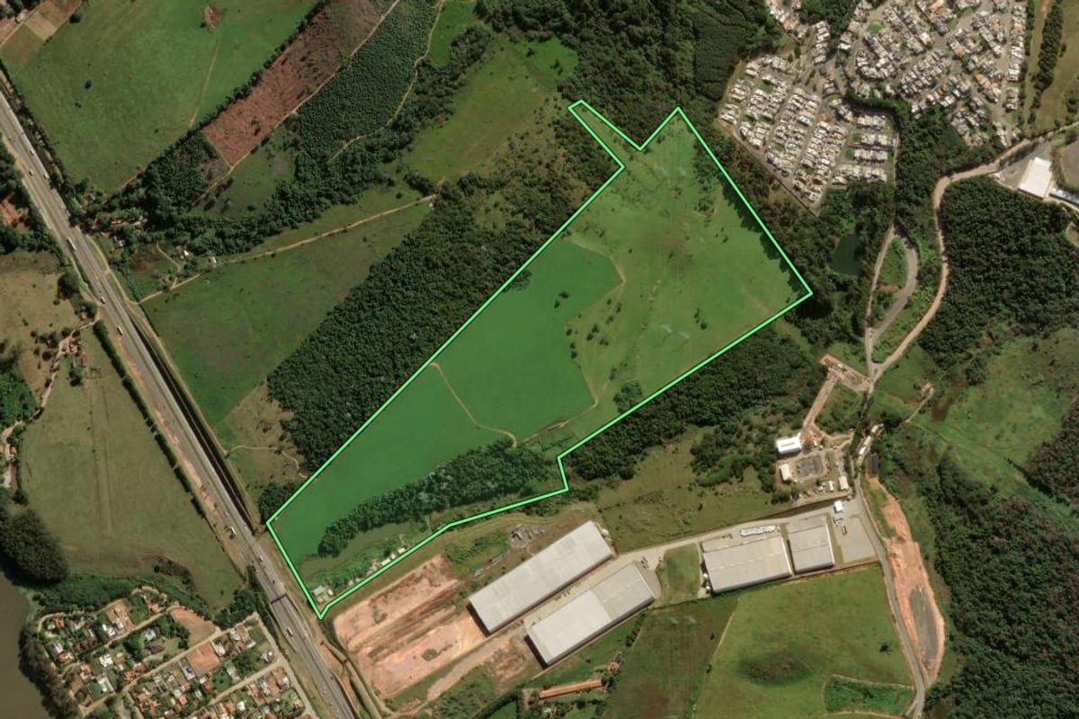 Imagem de satélite do imóvel rural em Atibaia (SP), com o contorno declarado no CAR desenhado por cima.