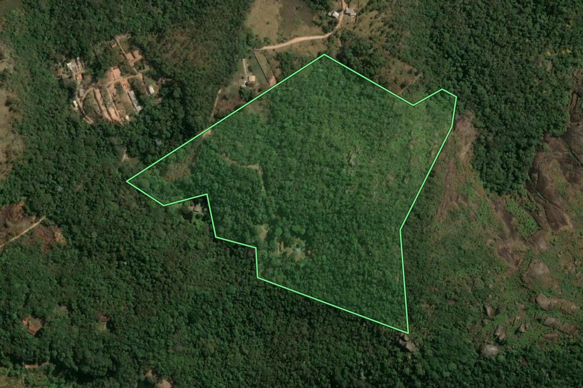 Imagem de satélite do imóvel rural em Atibaia (SP), com o contorno declarado no CAR desenhado por cima.