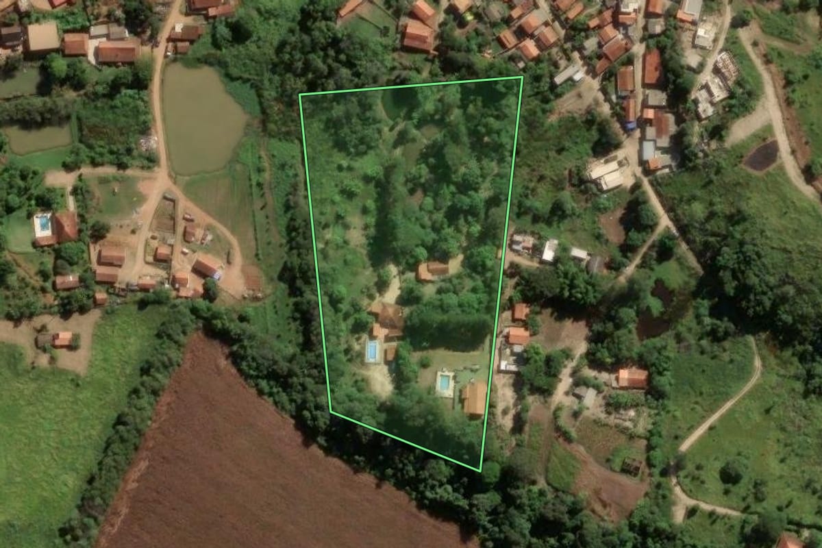 Imagem de satélite do imóvel rural em Atibaia (SP), com o contorno declarado no CAR desenhado por cima.