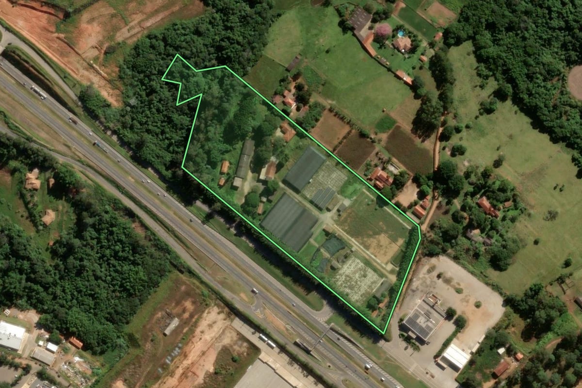 Imagem de satélite do imóvel rural em Atibaia (SP), com o contorno declarado no CAR desenhado por cima.