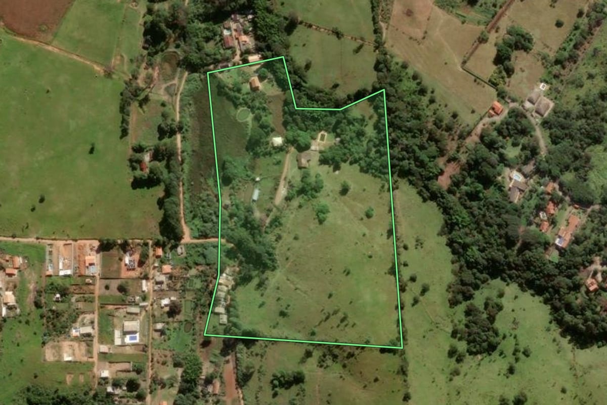 Imagem de satélite do imóvel rural em Atibaia (SP), com o contorno declarado no CAR desenhado por cima.
