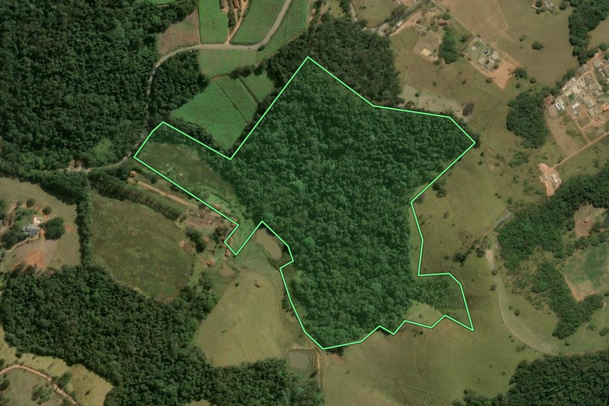 Imagem de satélite do imóvel rural em Atibaia (SP), com o contorno declarado no CAR desenhado por cima.