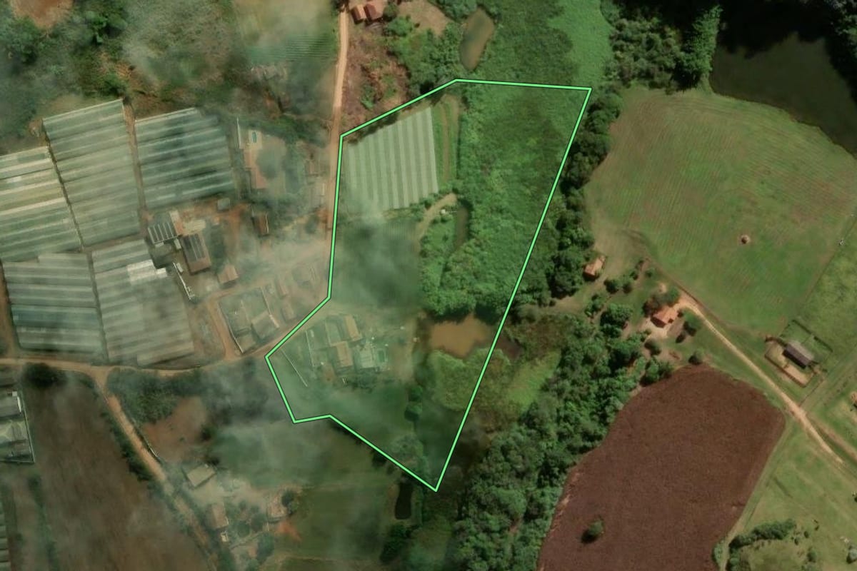 Imagem de satélite do imóvel rural em Atibaia (SP), com o contorno declarado no CAR desenhado por cima.