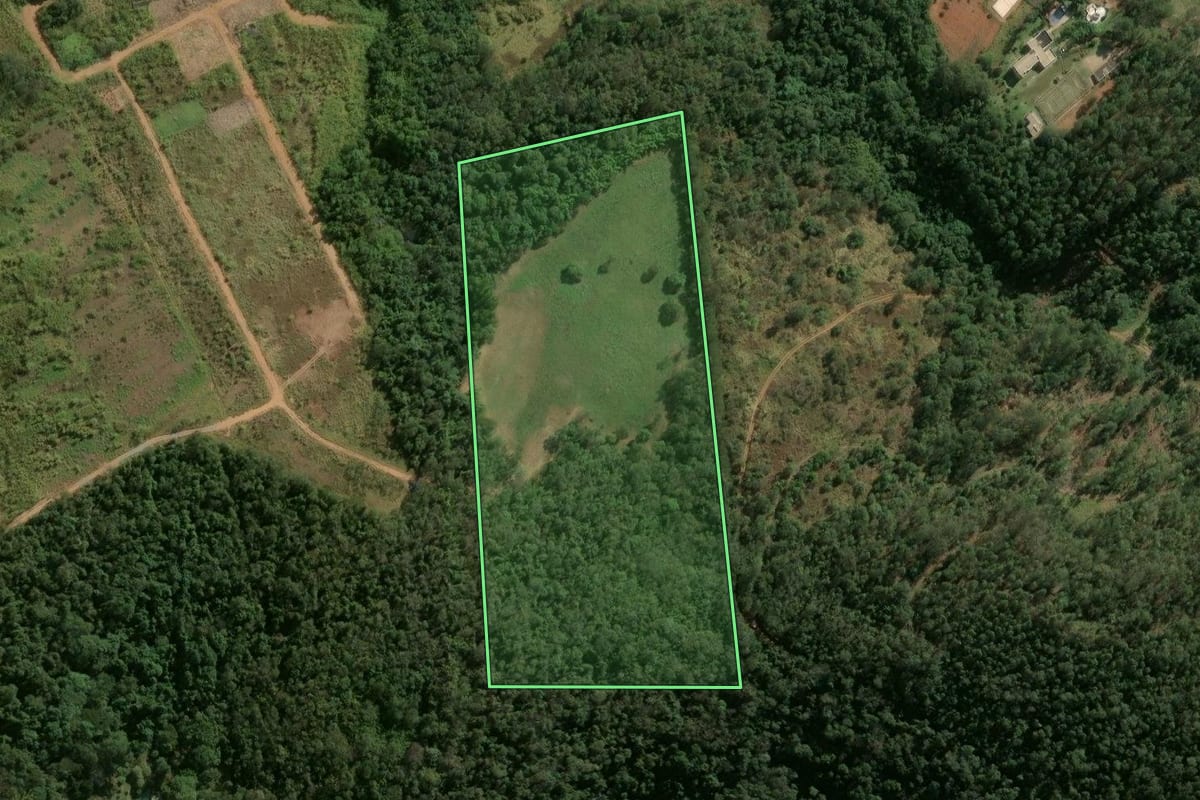 Imagem de satélite do imóvel rural em Atibaia (SP), com o contorno declarado no CAR desenhado por cima.