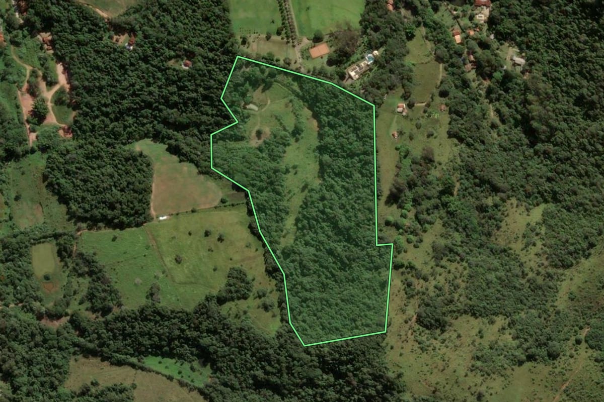 Imagem de satélite do imóvel rural em Atibaia (SP), com o contorno declarado no CAR desenhado por cima.