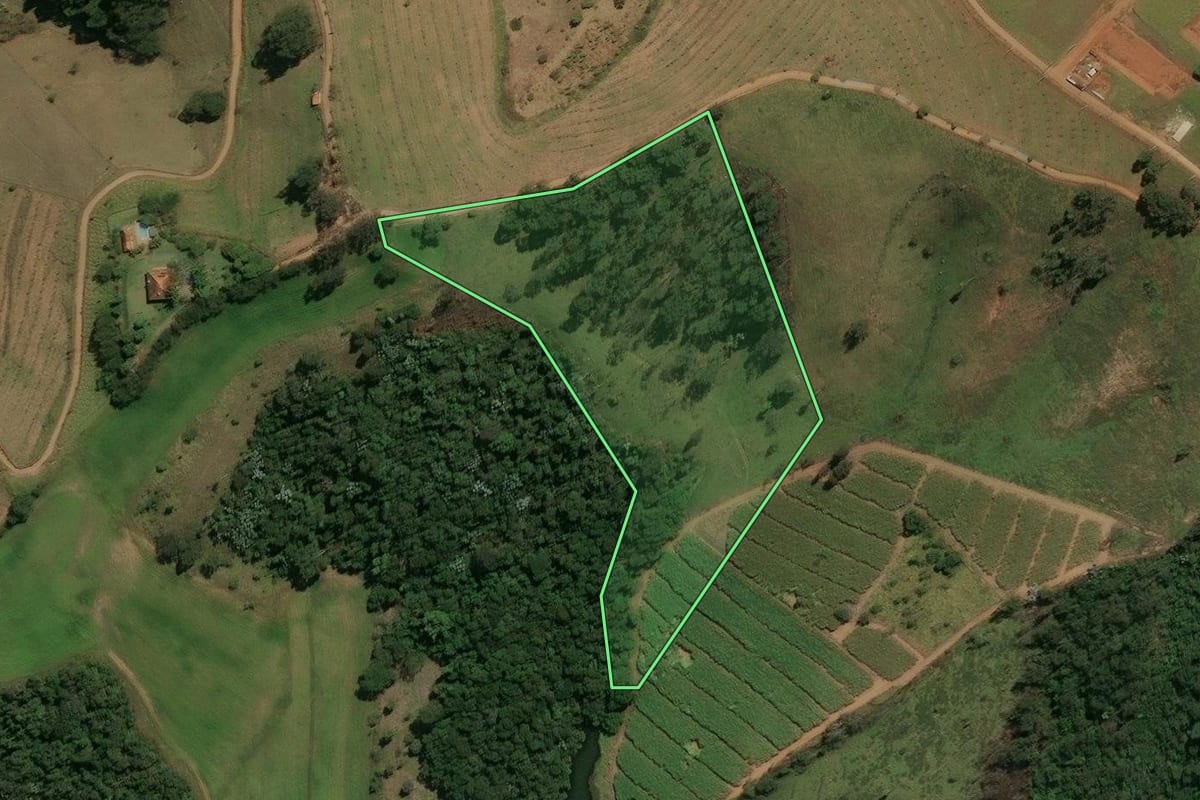 Imagem de satélite do imóvel rural em Atibaia (SP), com o contorno declarado no CAR desenhado por cima.