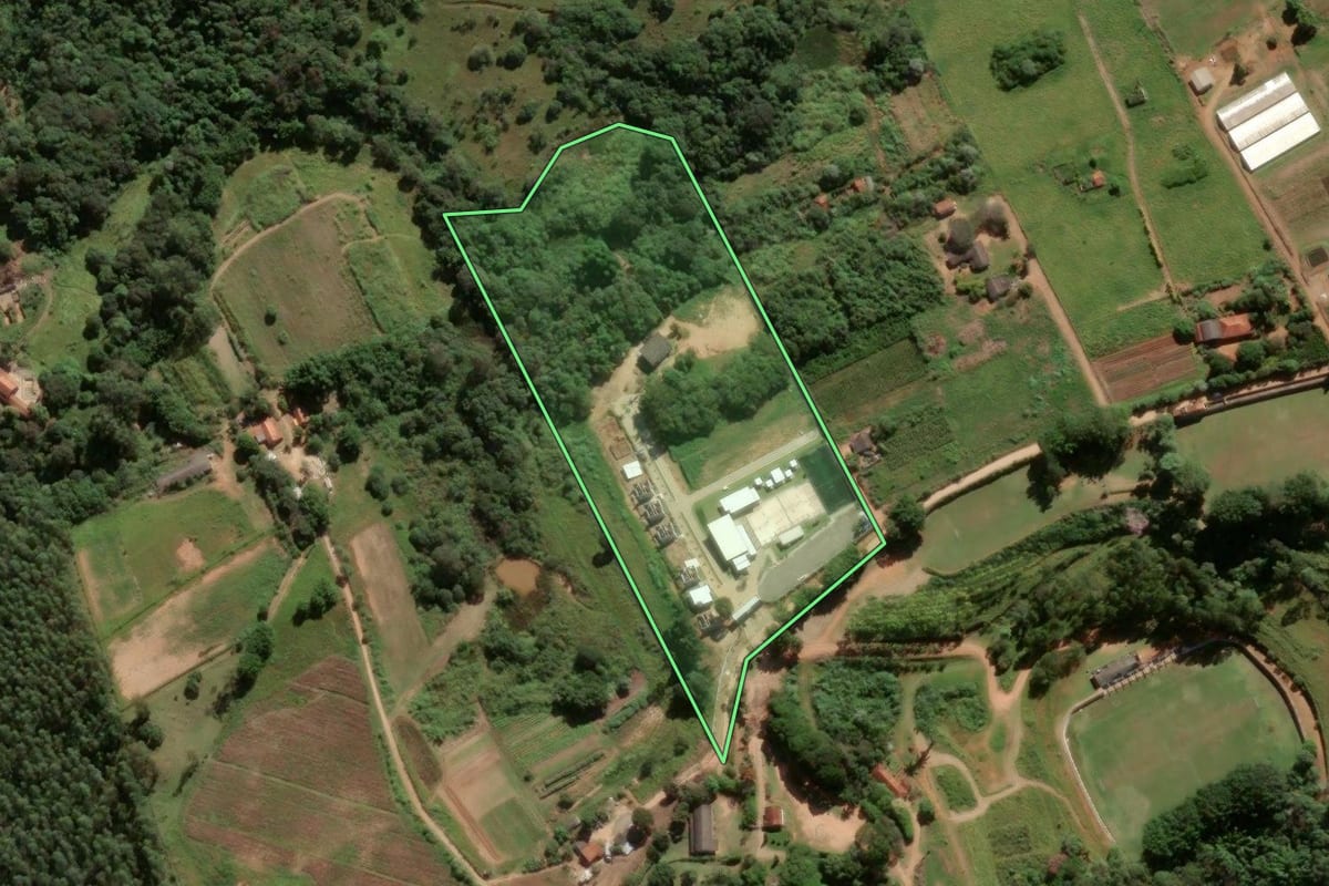 Imagem de satélite do imóvel rural em Atibaia (SP), com o contorno declarado no CAR desenhado por cima.