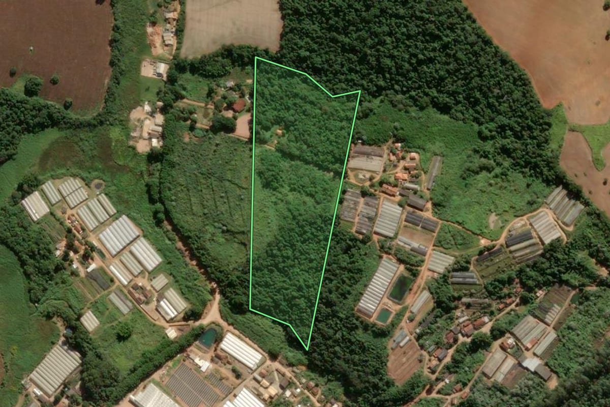 Imagem de satélite do imóvel rural em Atibaia (SP), com o contorno declarado no CAR desenhado por cima.