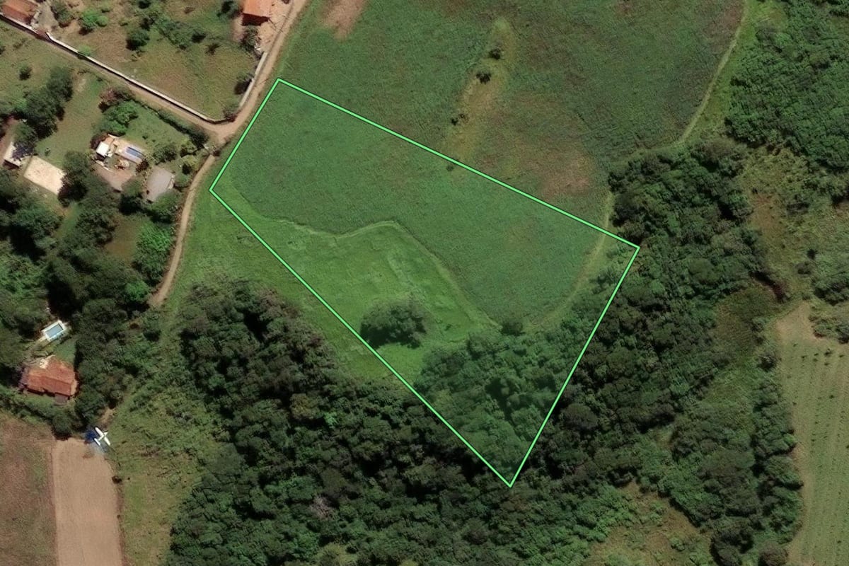 Imagem de satélite do imóvel rural em Atibaia (SP), com o contorno declarado no CAR desenhado por cima.