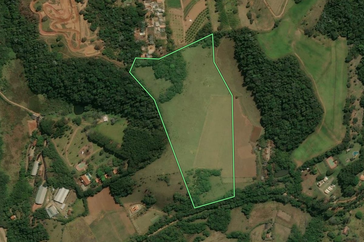 Imagem de satélite do imóvel rural em Atibaia (SP), com o contorno declarado no CAR desenhado por cima.