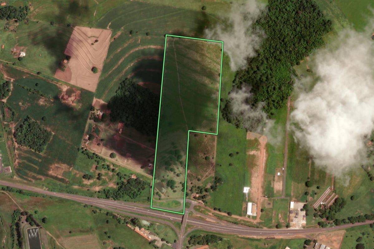 Imagem de satélite do imóvel rural em Auriflama (SP), com o contorno declarado no CAR desenhado por cima.