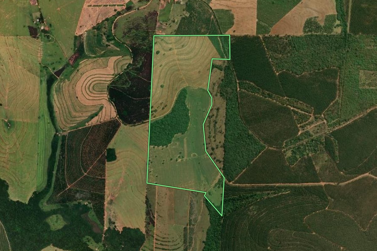 Imagem de satélite do imóvel rural em Avaí (SP), com o contorno declarado no CAR desenhado por cima.