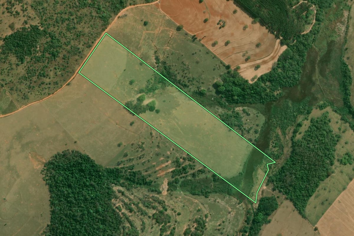 Imagem de satélite do imóvel rural em Avaí (SP), com o contorno declarado no CAR desenhado por cima.