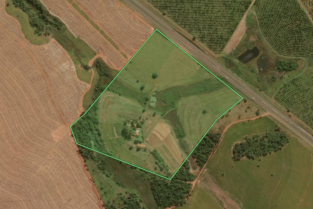 Imagem de satélite do imóvel rural em Avaí (SP), com o contorno declarado no CAR desenhado por cima.