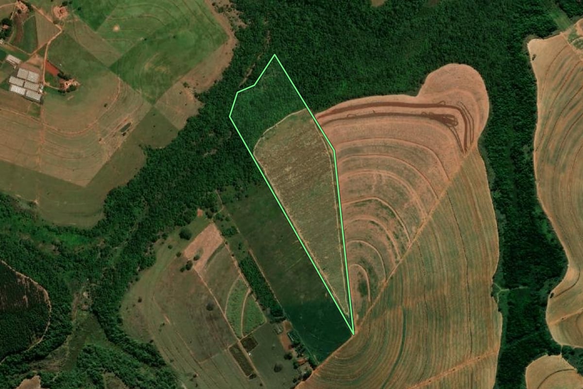 Imagem de satélite do imóvel rural em Avaí (SP), com o contorno declarado no CAR desenhado por cima.