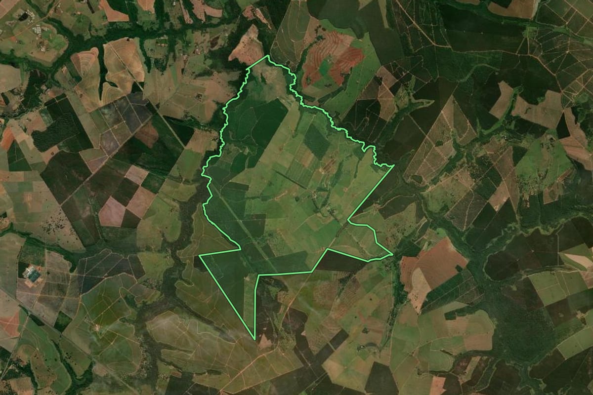 Imagem de satélite do imóvel rural em Avaí (SP), com o contorno declarado no CAR desenhado por cima.
